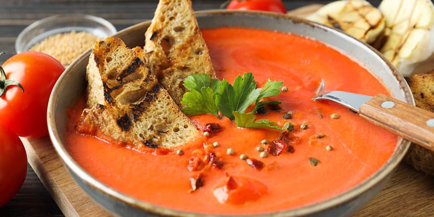 Cuenco de gazpacho andaluz con guarniciones