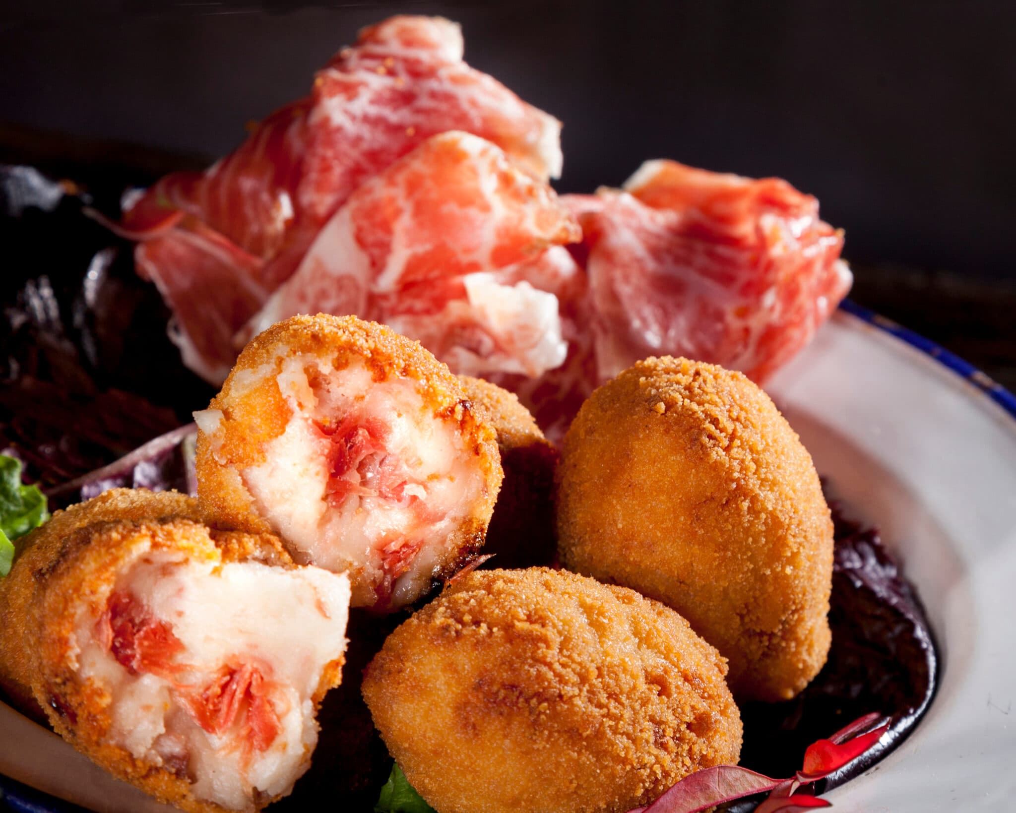 Lonchas de jamón ibérico sobre madera