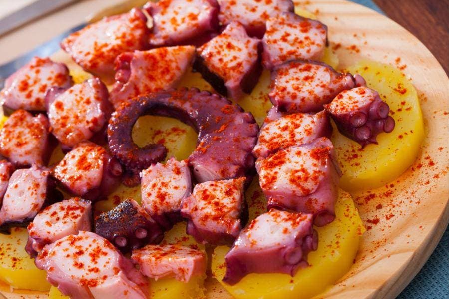 Tapas variadas en mesa de bar
